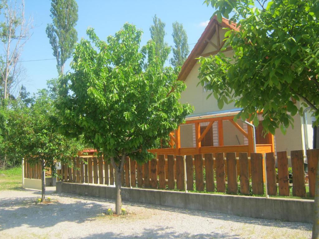 Benaja Swiss Nyaralóház Villa Keszthely Exterior foto
